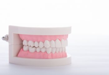 乱れた歯並びが、歯列矯正を必要とする理由